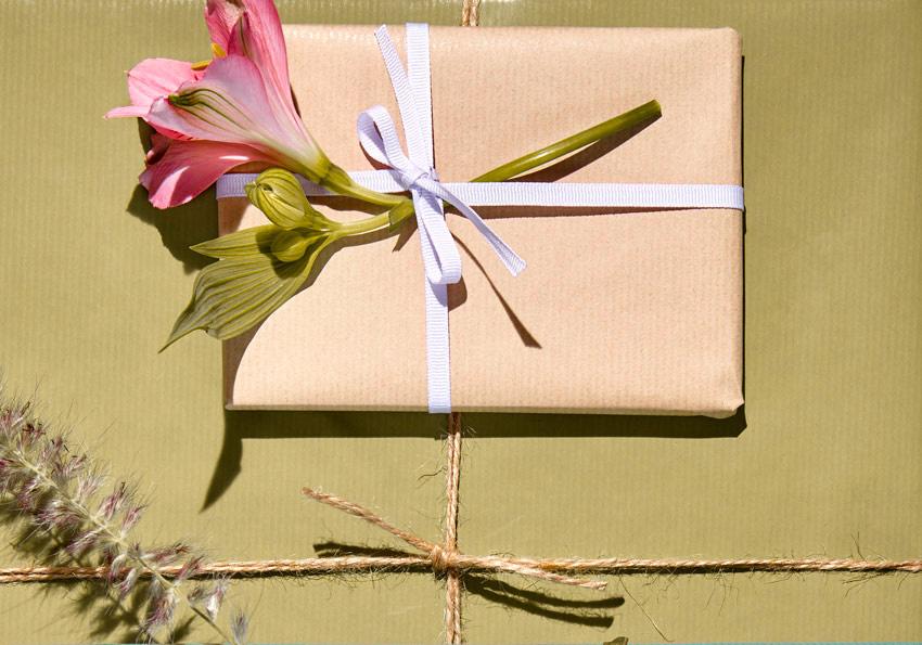 DIY: Geschenke originell verpacken mit Blumen