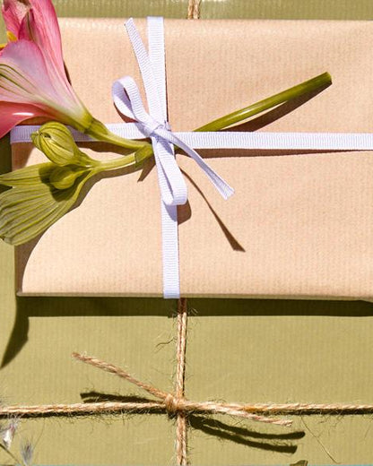DIY: Geschenke originell verpacken mit Blumen