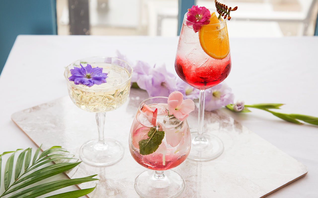 Einfache Cocktails mit Blumen: So schmeckt der Sommer!