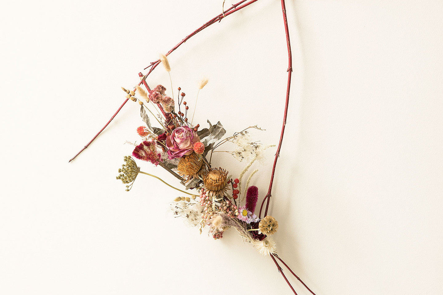 DIY: moderner hängender Adventskranz mit frischen Blumen oder Trockenblumen