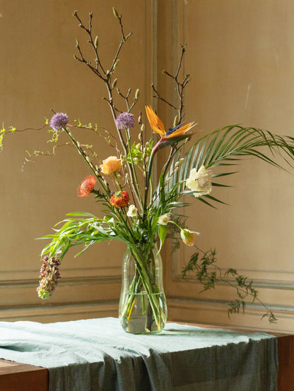 Blumen Osterfest X Bloomon Bouquet, auf einem Tisch mit einer grauen Tischdecke
