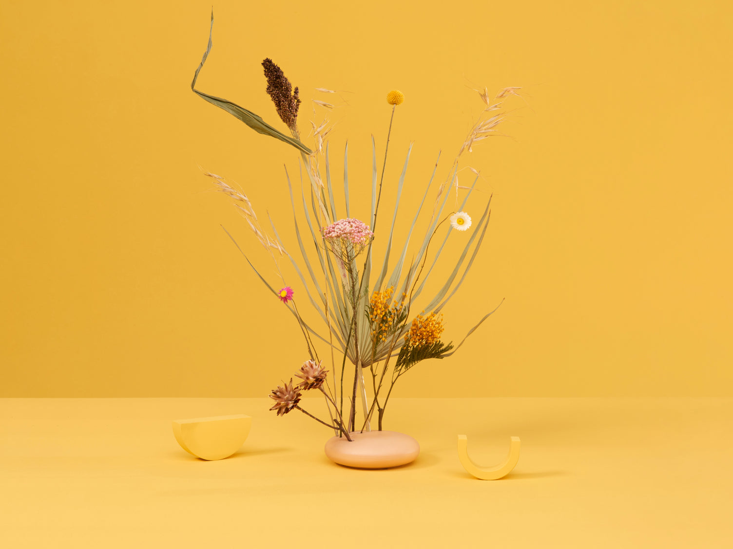 Flowerstone Spring Solance auf Keramikbasis vor gelbem Hintergrund